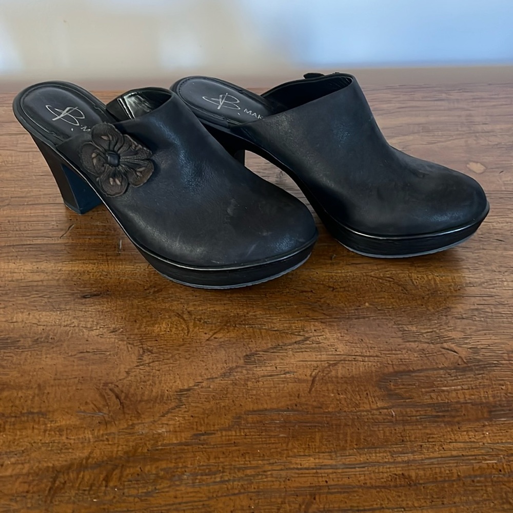 B Makowsky black leather mules
